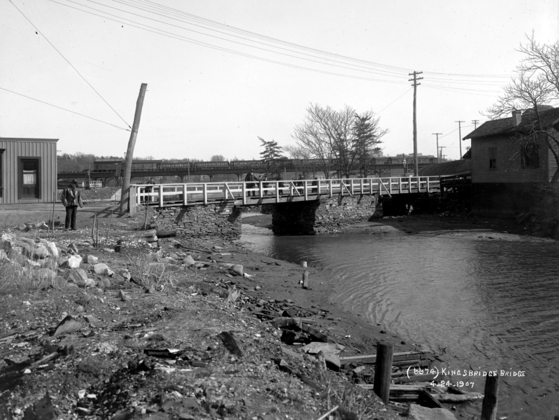 The last days of the King's Bridge in 1907